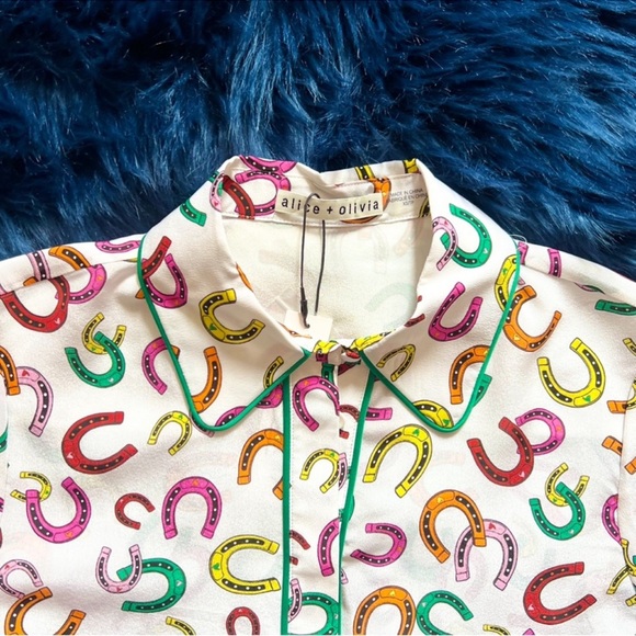 New! ALICE + OLIVIA “Lucky You” Willa Placket Horseshoe Silk Top with Piping - Picture 7 of 11